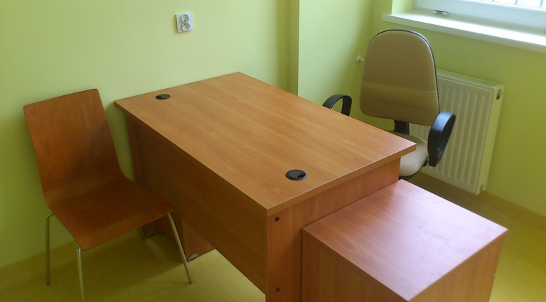 Biurka dla lekarzy, z kontenerem, szufladą na klawiaturę, szafką na PC oraz krzesłem obrotowym obszytym tkanina zmywalną